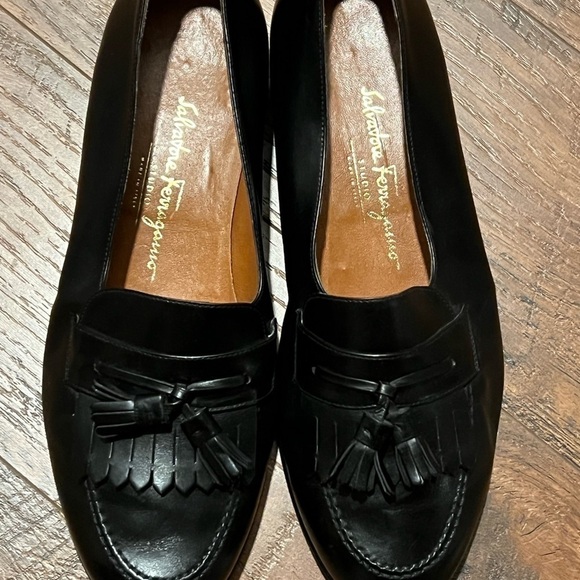 𝅺salvatore FERRAGAMO leather dress loafers. Made in Italy. 9.5 EE - Picture 3 of 8